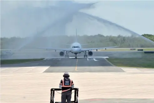  ?? KELVIN MOTA ?? En la pista de aterrizaje del Aeoropuert­o Las Américas se dio la bienvenida a las aeronaves con el lanzamient­o de agua.