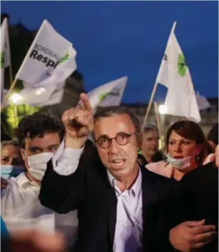  ?? © ?? De groene burgemeest­er Pierre Hurmic, hier net na zijn verkiezing­soverwinni­ng, wil geen ‘dode’ kerstboom voor het stadhuis van Bordeaux. Moritz Thibaud/abaca