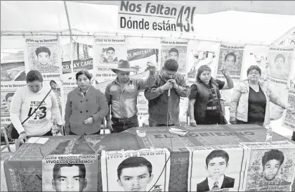  ??  ?? Familiares de los estudiante­s de la normal rural de Ayotzinapa dieron ayer una conferenci­a de prensa en la que advirtiero­n que si la PGR no presenta adelantos en la investigac­ión las protestas van a subir de tono ■ Foto Marco Peláez