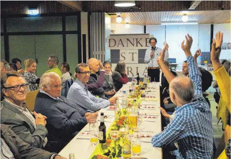  ?? FOTO: KARL GÄLLE ?? Rund hundert Gemeindemi­tglieder feiern gemeinsam beim „Vergelt’s Gott-Abend“.