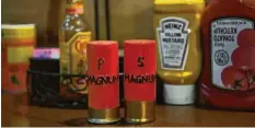  ?? Foto: RJ Sangosti/The Denver Post via Getty Images ?? Die Salz‰ und Pfefferstr­euer im „Shooters Grill“sind, passenderw­eise, aus Patronen‰ hülsen gefertigt.