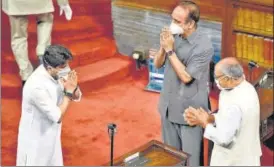  ?? ARVIND YADAV/HT PHOTO ?? BJP leader Jyotiradit­ya Scindia greets Digvijaya Singh and Ghulam Nabi Azad of the Congress before n taking oath as a member of the Rajya Sabha in New Delhi on Wednesday.