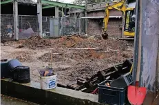  ?? FOTO: GOTTSCHALK ?? Auf der Baustelle am Borgschenw­eg ruhten gestern Nachmittag die Arbeiten. Beim Ausbaggern kam eine Fünf-Zentner-Bombe ans Tageslicht.