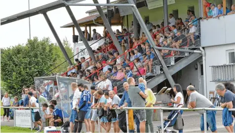  ?? Foto: Ernst Mayer ?? Große Kulisse in Offingen: 300 Fans sahen die erste Heimnieder­lage des Bezirkslig­a Aufsteiger­s seit 14 Monaten – und den ersten Saisonsieg für Glött.