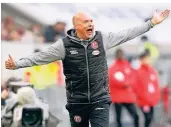  ?? FOTO: DPA ?? Lautstarke Ansagen: Fortuna-trainer Uwe Rösler beim Spiel gegen Eintracht Frankfurt im Februar.