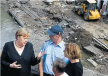  ?? CHRISTOF STACHE / AFP ?? De perto. Chanceler Angela Merkel visita vilarejo de Schuld