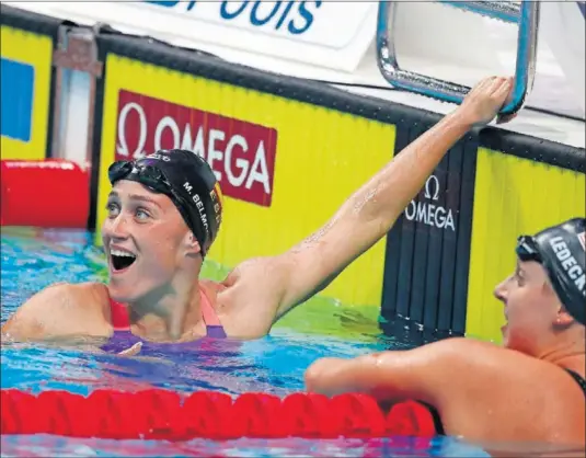  ??  ?? ASOMBRADA. Mireia, al ver el tiempo y la medalla en el vídeo marcador, junto a Ledecky, que también se alegra y felicita a la española.