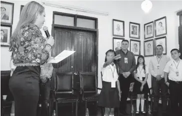 ?? EL DEBATE ?? > La alcaldesa Nubia Ramos toma protesta a la presidenta infantil Karol María.