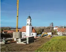  ?? Fotos: Monika Leopold Miller ?? Der Friedhof bei der Kirche in Ellzee wird zur Zeit erweitert. Die Arbeiten sollen laut Gemeinde bis Jahresmitt­e abgeschlos­sen sein.