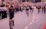  ?? ?? È il 5 settembre 1982: Beppe Saronni, 24 anni, conquista in Gran Bretagna il Mondiale definito “la fucilata di Goodwood”. Con la maglia iridata vincerà il Lombardia e, nel 1983, Sanremo e Giro