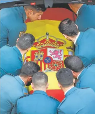  ?? // EFE ?? Sus compañeros levantan el féretro de David Pérez, en Pamplona