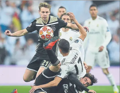  ?? FOTO: GETTY ?? De Jong se graduó en el Bernabéu después de que el Ajax consiguier­a vencer por 1-4 al conjunto blanco y lo eliminara en octavos