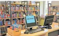  ?? FOTO: WOLFGANG KAISER ?? Die Stadtbibli­othek ist wieder geöffnet. Aber nicht alles läuft so, wie es die Kunden gewohnt sind.