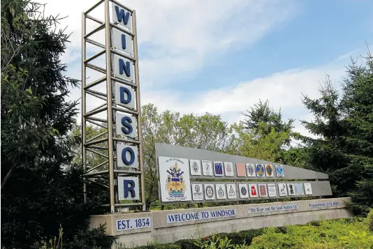  ?? NICK BRANCACCIO/The Windsor Star ?? Home again. A super-welcoming sight to Eric Janssen and his wife — the Welcome to Windsor sign on Dougall Avenue near the southern end of Highway 401.