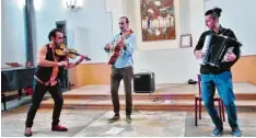  ?? Foto: Ruf ?? Drei argentinis­che Musiker gewannen in der Alten Synagoge schnell die Herzen des Publikums.