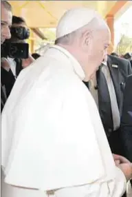  ?? Mauro Garofalo ?? Mauro Garofalo saluda al Papa Francisco, en