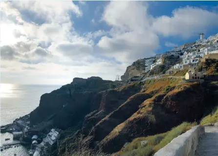  ??  ?? L Breakfast Views at your Private Balcony 2 Breathakin­g Views of OIA
3 The trek down to Ammoudi Bay