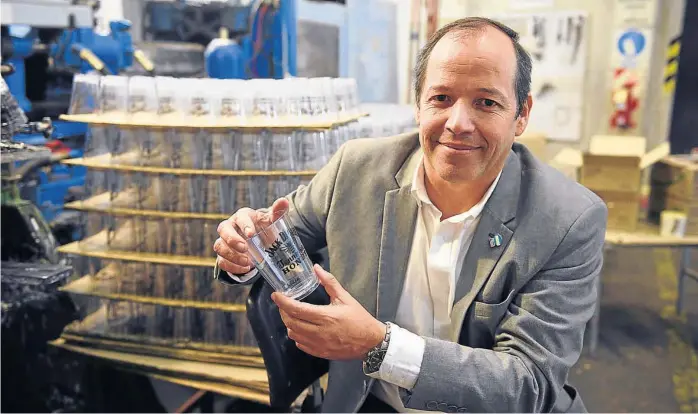  ?? (RAMIRO PEREYRA) ?? Innovar para crecer. Alejandro en la fábrica de San Vicente con uno de los muchos productos plásticos que inyecta la empresa.