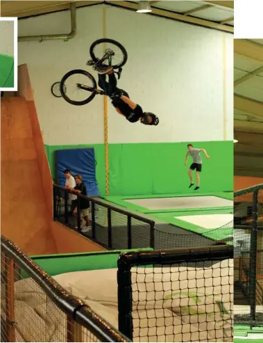  ??  ?? Franck en cork 720, ou backflip 360, sous l'oeil des skieurs qui viennent eux aussi s'entrainer aux rotations.