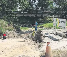  ??  ?? En la primera imagen se observa el agujero en la 1 calle, 2 avenida, de La Humildad. La otra muestra el inicio de la reparación.