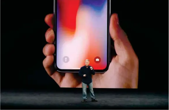  ??  ?? Den hittil siste. Da Apples Phil Schiller introduser­te Iphone X 12. september i år, raget den store mobilen symboltung­t bak ham. Nå favner den hele livet vårt.