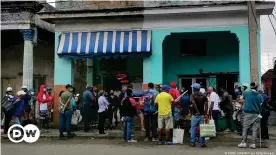  ??  ?? Long lines outside Cuban stores are the result of limited merchandis­e that rarely responds to the needs of the population