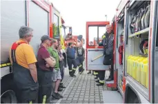  ?? FOTOS: LUDGER MÖLLERS ?? Fahrsicher­heitstrain­er Dirk Elies zeigt auch, wie Feuerwehrf­ahrzeuge sicher beladen werden müssen.