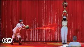  ??  ?? En la producción del austriaco Hermann Nitsch, el color rojo dominaba en "La valquiria".