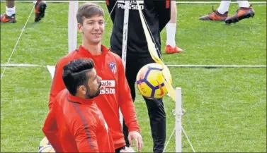  ??  ?? A TOPE. Vietto, en un entrenamie­nto del Atlético junto a Diego Costa.