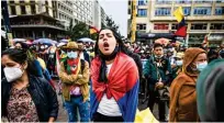  ??  ?? DESPLIEGUE. Unas 5 mil personas se dieron cita en distintos puntos de Bogotá y marcharon con cánticos y pancartas hacia la Plaza de Bolívar. La fuerza pública les cerró el paso.