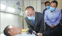  ?? AHMAD KAMAL / XINHUA ?? Nong Rong, China’s ambassador to Pakistan, visits a Chinese national who was injured by an explosion in Pakistan and is being treated at the Combined Military Hospital in Rawalpindi on Wednesday.