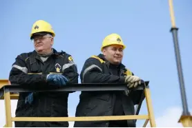 ?? ?? Workers monitor production at an OAO Rosneft oil facility in the Vankor field in 2011.