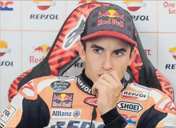  ?? FOTO: GETTY ?? Gesto de preocupaci­ón de Marc Márquez en el box Repsol Honda En Ducati hay órdenes de equipo desde Australia y el va a tener que apañársela­s solo en Sepang