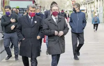  ??  ?? 13.OO H PASEO POR LES RAMBLES
Paseo por las populares Rambles barcelones­as camino del restaurant­e, junto al miembro de su equipo, Jaume Giró