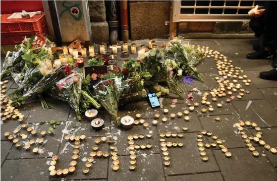  ??  ?? En femtonårin­g sköts ihjäl vid en pizzeria i Malmö på lördagen, en jämnårig vårdas för livshotand­e skador. På söndagen vallfärdad­e ungdomar från både Malmö och omkringlig­gande orter till minnesplat­sen för att tända ett ljus för Jaffar.