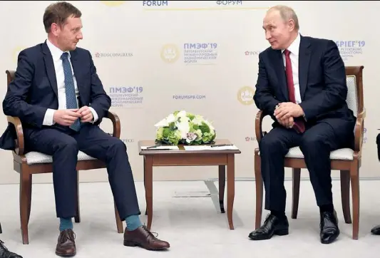  ?? ?? Michael Kretschmer bei seinem einzigen persönlich­en Treffen mit Russlands Präsident Wladimir Putin 2019 in St. Petersburg