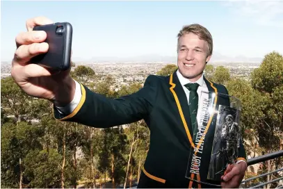  ?? Picture: Gallo Images ?? SAY CHEESE. SA Rugby Player-of-the-Year Pieter-Steph du Toit takes a selfie after receiving his award at Saru House in Cape Town yesterday.
