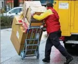  ??  ?? Schwerstar­beit: ein Paketbote der Post ist hier im Einsatz. Foto: Malte Christians