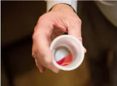  ?? KEVIN D. LILES/AP ?? Paul “Rip” Connell, CEO of Private Clinic North, a methadone clinic, shows a 35-mg liquid dose of methadone at the clinic in Rossville, Ga. The Food and Drug Administra­tion issued new warnings Wednesday, about the dangers of combining medication for...