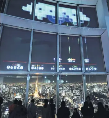  ??  ?? ► Un edificio en Tokio proyecta la imagen del juego en sus ventanas.