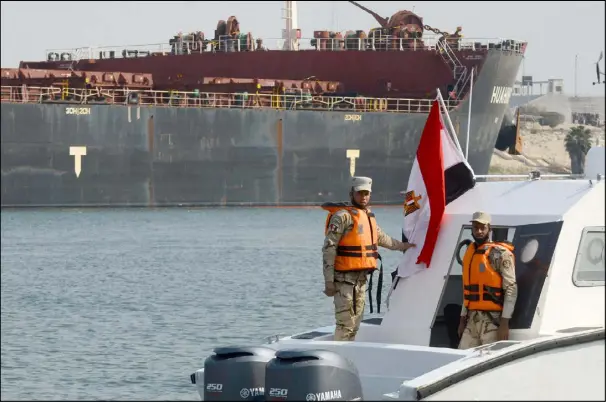  ??  ?? حرس السواحل في مصر خلال دورية تواكب إبحار سفينة في قناة السويس