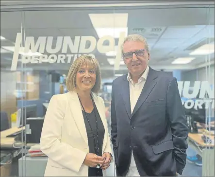  ?? Foto: ANGELO GÓMEZ ?? La alcaldesa de L’hospitalet Núria Marín junto a Santi Nolla, director y CEO de mundo deportivo en la redacción de md