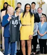  ?? ?? El presidente Joe Biden junto a la estrella de Las Vegas, A'ja Wilson.