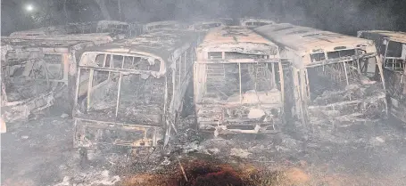  ??  ?? Así quedaron los buses que estaban estacionad­os en un predio baldío en la zona de Remanso.