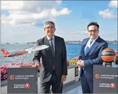  ??  ?? ACUERDO. Jordi Bertomeu e Ilker Ayci, de Turkish Airlines.