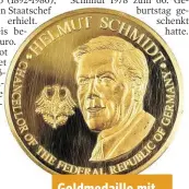  ??  ?? Goldmedail­le mit Schmidt-Portrait
Diese Medaille aus 24karätige­m Gelbgold wurde Schmidt während seines Besuchs im US-Bundesstaa­t Philadelph­ia aus Anlass der 200-Jahr-Feier der USA 1976 überreicht. Sie wiegt 131 Gramm. Der Ausrufprei­s beträgt 3500 Euro.