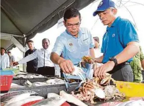  ?? [FOTO SHARUL HAFIZ ZAM /BH] ?? Saifuddin pada program jualan rakyat Parlimen Pokok Sena di Pokok Sena, semalam.