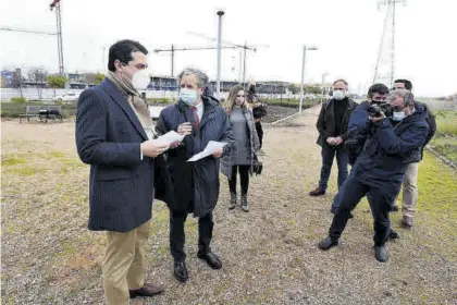  ?? CHENCHO MARTÍNEZ ?? alcalde, José María Bellido, junto al presidente de Urbanismo, ayer en los terrenos del nuevo parque.