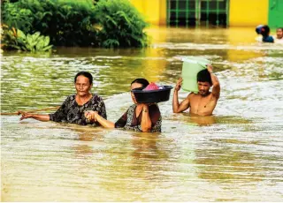  ??  ?? FERDINANDH CABRERA | AFP Chuvas intensas acompanhad­as de vento inundaram cidades do sul das Filipinas