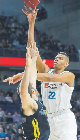  ??  ?? Walter Tavares se levanta por encima de Mike Tobey